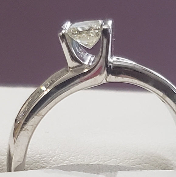 Solitaire diamond Michael Hill ring - Picture 2 of 7